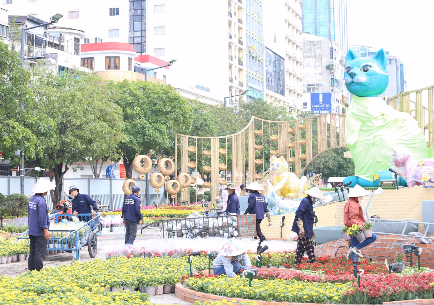 Ngày cuối tuần, không khí làm việc vẫn tất bật trên công trường thi công Đường hoa Nguyễn Huệ Tết Quý Mão 2023. Hàng chục nghệ nhân, công nhân lao động miệt mài thực hiện những phần việc đã được phân công.