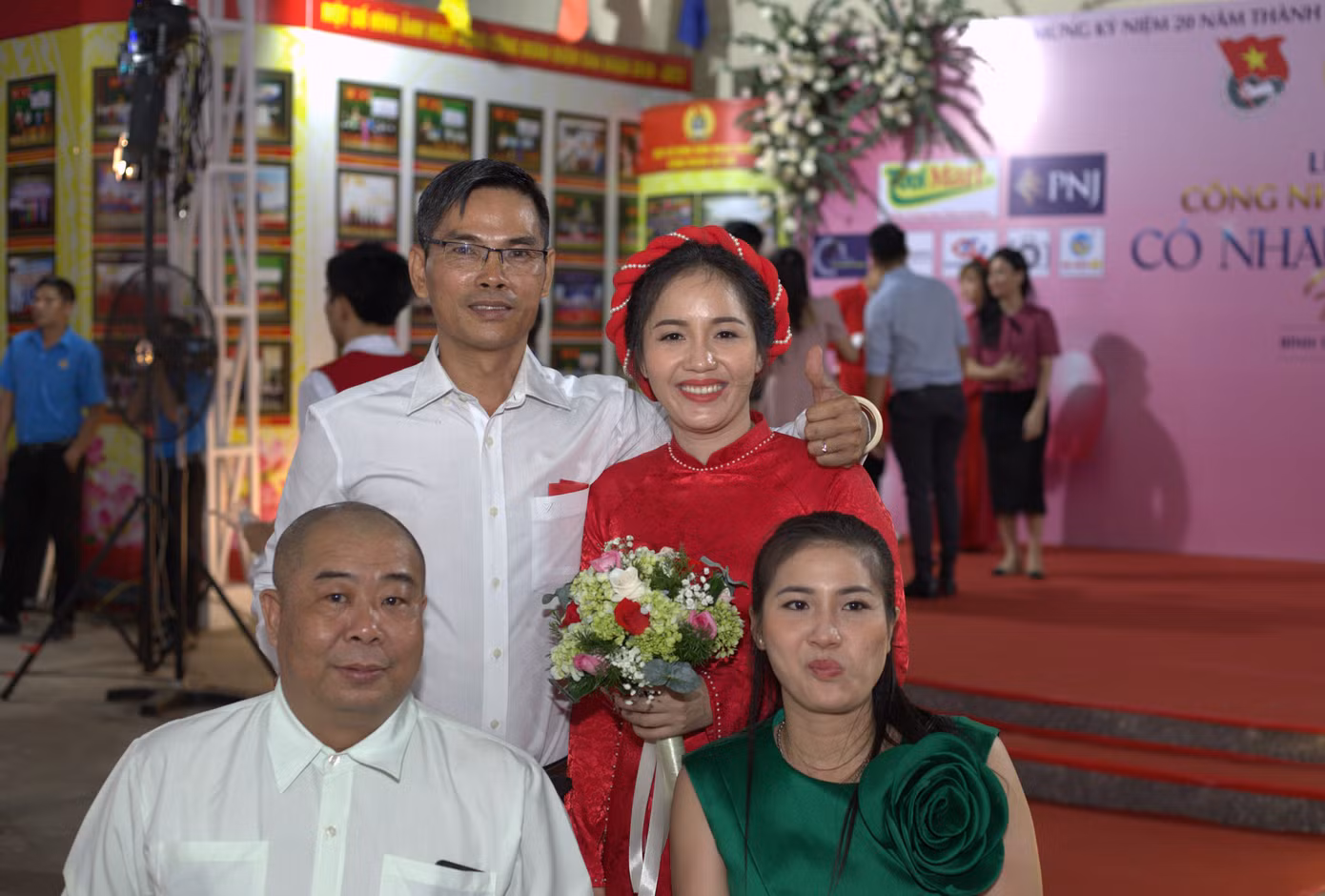 Khoảnh khắc hạnh phúc của đôi các đôi uyên ương bên người thân. Ảnh: Ngô Tùng Khoảnh khắc hạnh phúc của đôi các đôi uyên ương bên người thân. Ảnh: Ngô Tùng