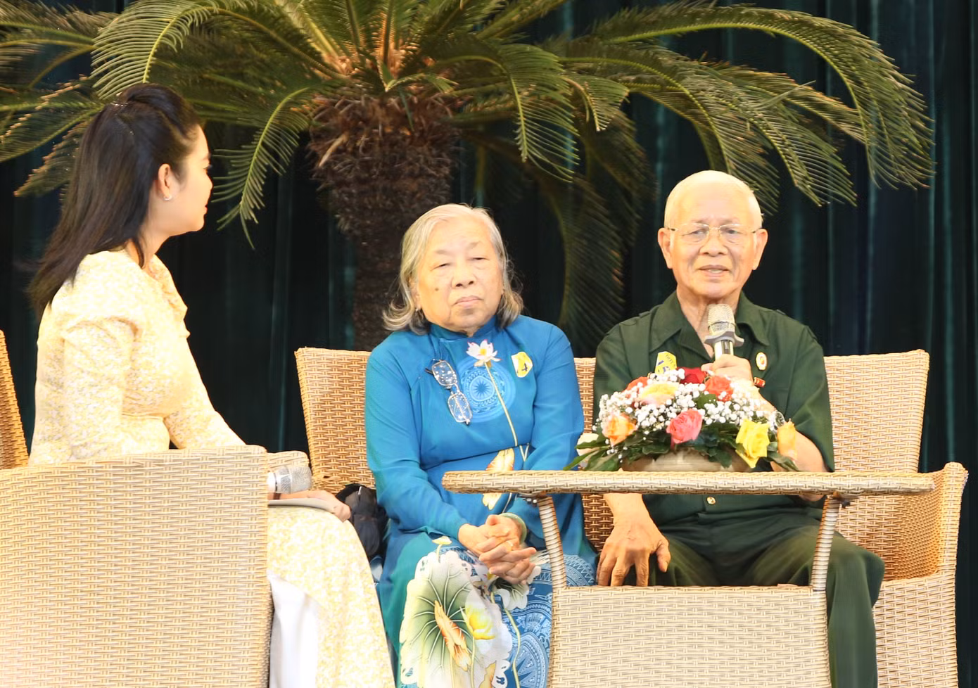 Cựu chiến binh Trần Minh Thiện (bìa phải) chia sẻ tại buổi họp mặt. Ảnh: Ngô Tùng