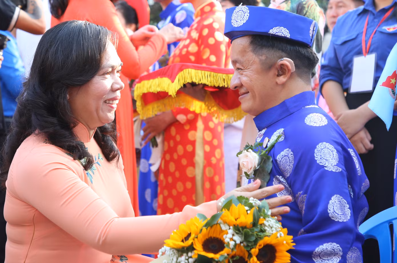 Chủ tịch Hội Nông dân TPHCM Nguyễn Thanh Xuân chúc mừng hạnh phúc hai anh chị. Chủ tịch Hội Nông dân TPHCM Nguyễn Thanh Xuân chúc mừng hạnh phúc hai anh chị.