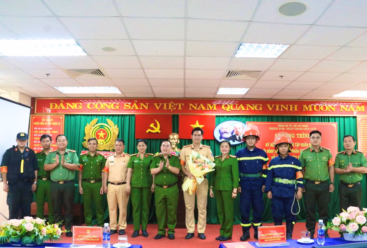 Ra mắt đội hình thanh niên phản ứng nhanh, xung kích thực hiện Đề án 06. Ảnh: Tuổi trẻ CATP Ra mắt đội hình thanh niên phản ứng nhanh, xung kích thực hiện Đề án 06. Ảnh: Tuổi trẻ CATP