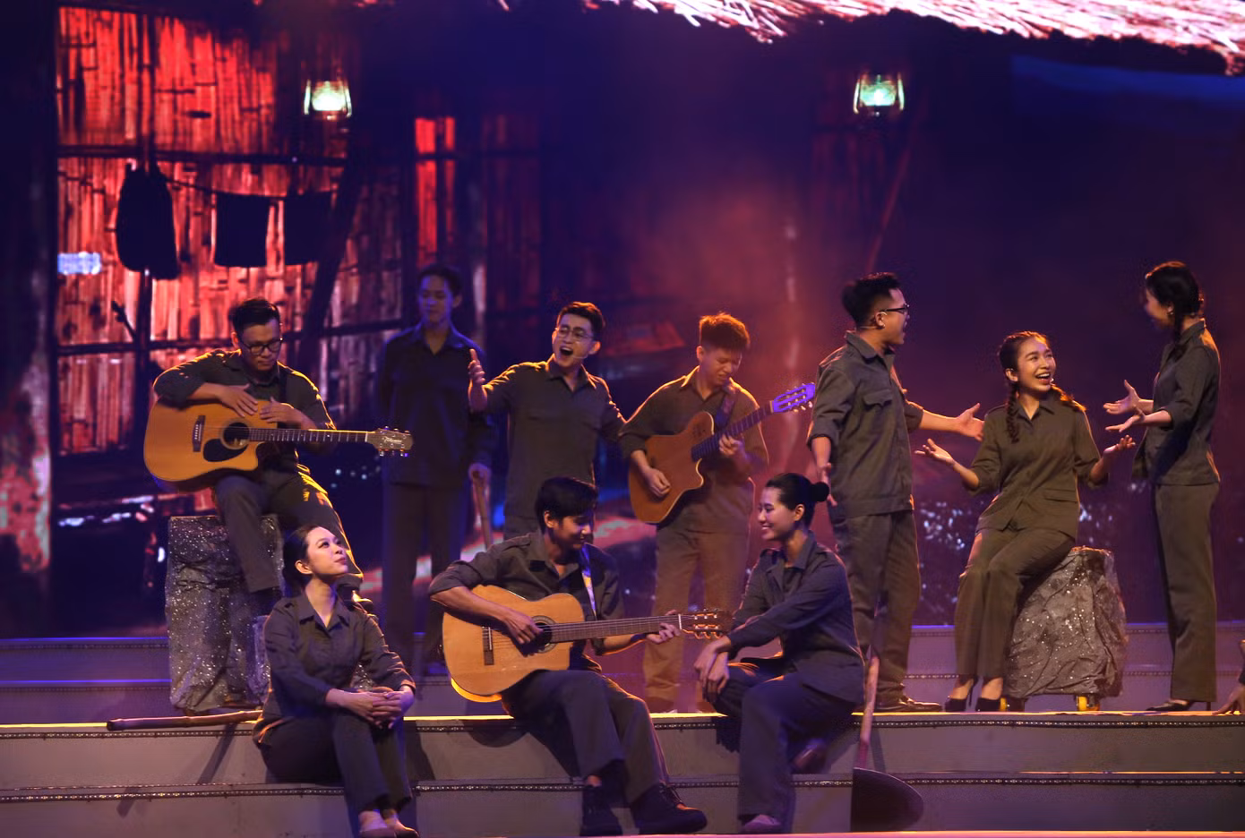 Bài hát Như khúc tình ca (qua phần hòa giọng của nhóm nhạc Aria Arts Center) với giai điệu sôi nổi khắc họa hình ảnh hàng vạn thanh niên thành phố đã không ngại gian khó, đăng ký tham gia lực lượng Thanh niên xung phong, tích cực khai hoang, phục hóa ở những vùng đất từng một thời hoang hóa... Bài hát Như khúc tình ca (qua phần hòa giọng của nhóm nhạc Aria Arts Center) với giai điệu sôi nổi khắc họa hình ảnh hàng vạn thanh niên thành phố đã không ngại gian khó, đăng ký tham gia lực lượng Thanh niên xung phong, tích cực khai hoang, phục hóa ở những vùng đất từng một thời hoang hóa...