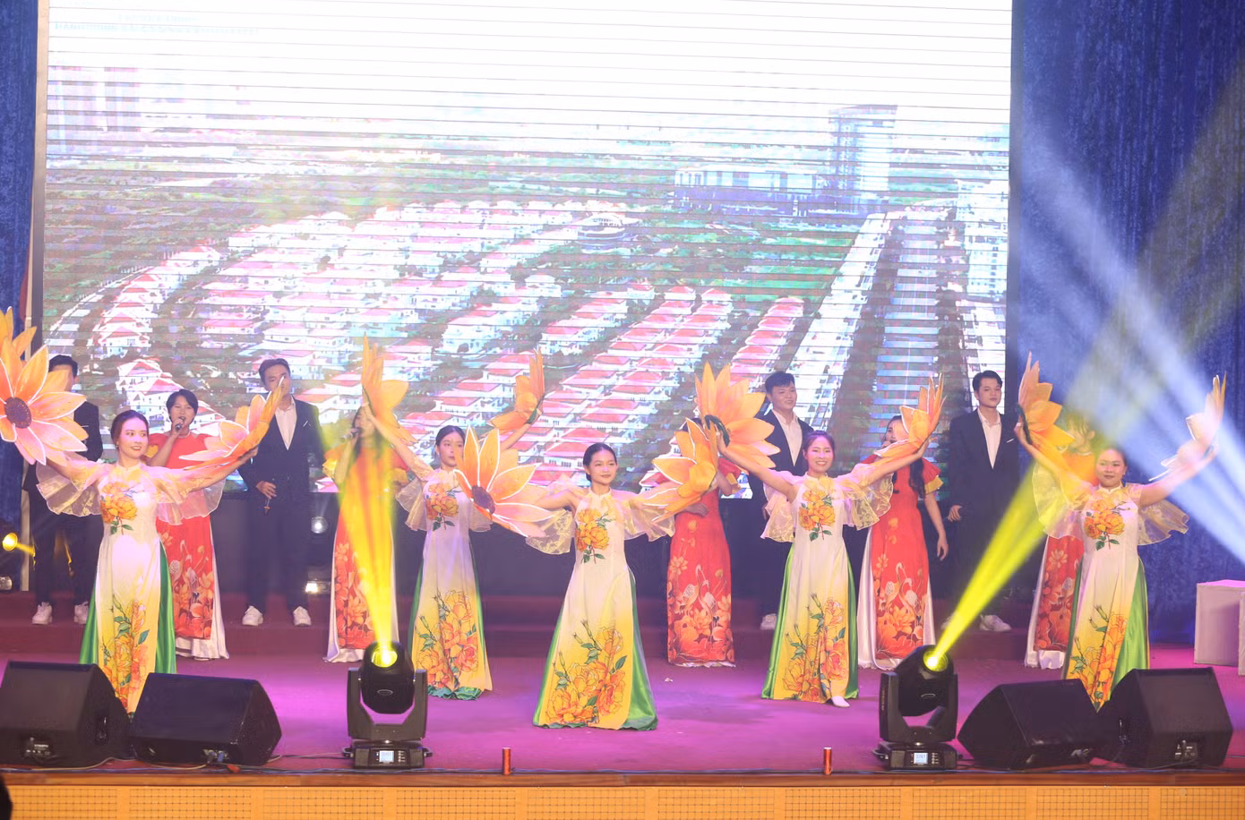 Tiết mục "Chào 50 năm thành phố rực rỡ tên Người" được các bạn sinh viên đến từ CLB Văn hóa nghệ thuật (Trường Đại học Sư phạm TPHCM) dàn dựng, biểu diễn công phu. Tiết mục "Chào 50 năm thành phố rực rỡ tên Người" được các bạn sinh viên đến từ CLB Văn hóa nghệ thuật (Trường Đại học Sư phạm TPHCM) dàn dựng, biểu diễn công phu.