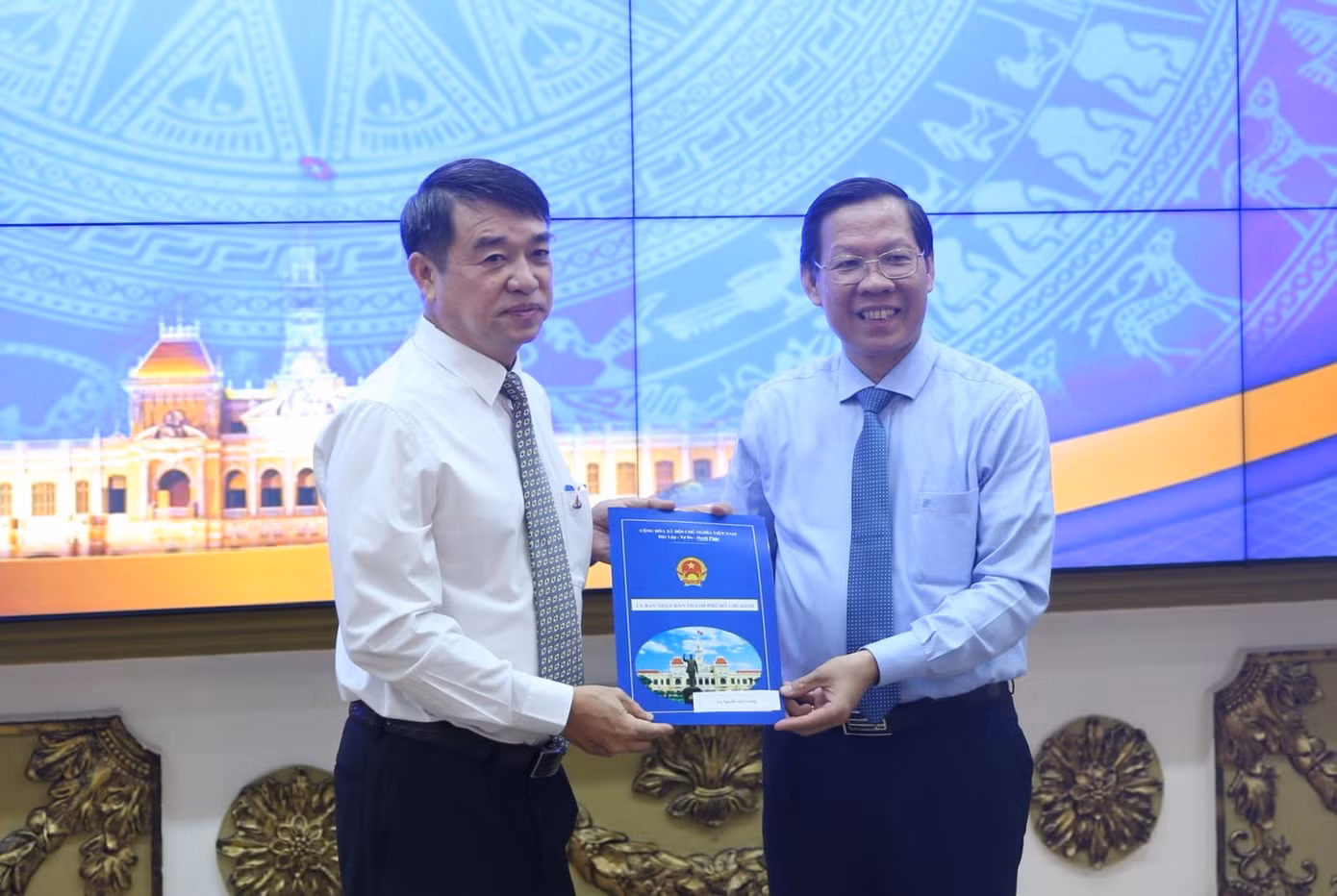 Lãnh đạo TPHCM trao quyết định cho ông Nguyễn Văn Trường. Ảnh: Long Hồ Lãnh đạo TPHCM trao quyết định cho ông Nguyễn Văn Trường. Ảnh: Long Hồ