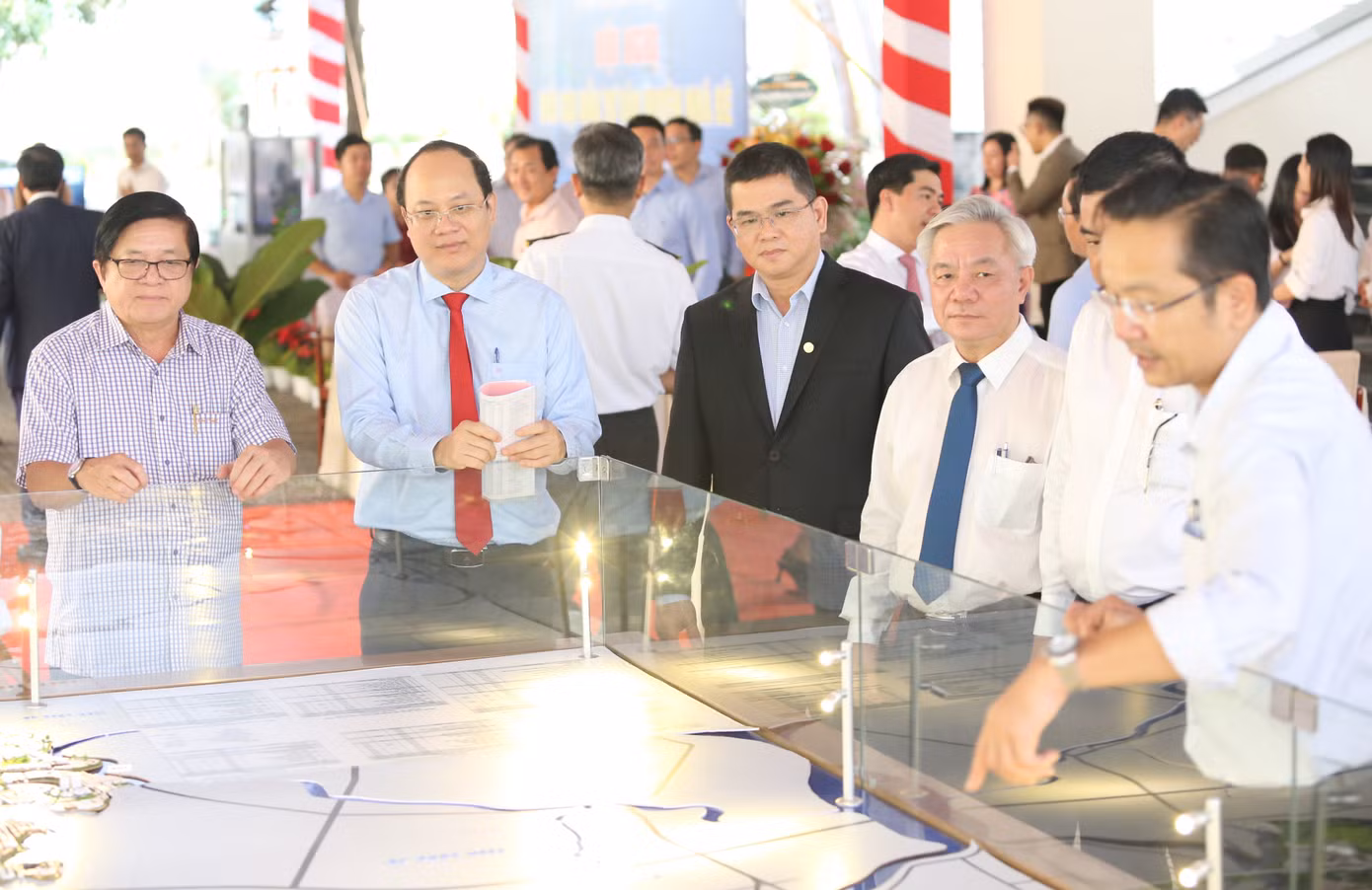 Lãnh đạo TPHCM, huyện Nhà Bè và các nhà đầu tư theo dõi sa bàn về cơ hội đầu tư tại Nhà Bè. Lãnh đạo TPHCM, huyện Nhà Bè và các nhà đầu tư theo dõi sa bàn về cơ hội đầu tư tại Nhà Bè.