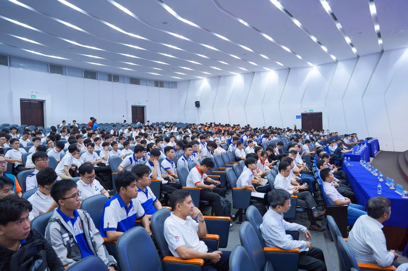Rất đông các bạn sinh viên tham dự kỳ thi.