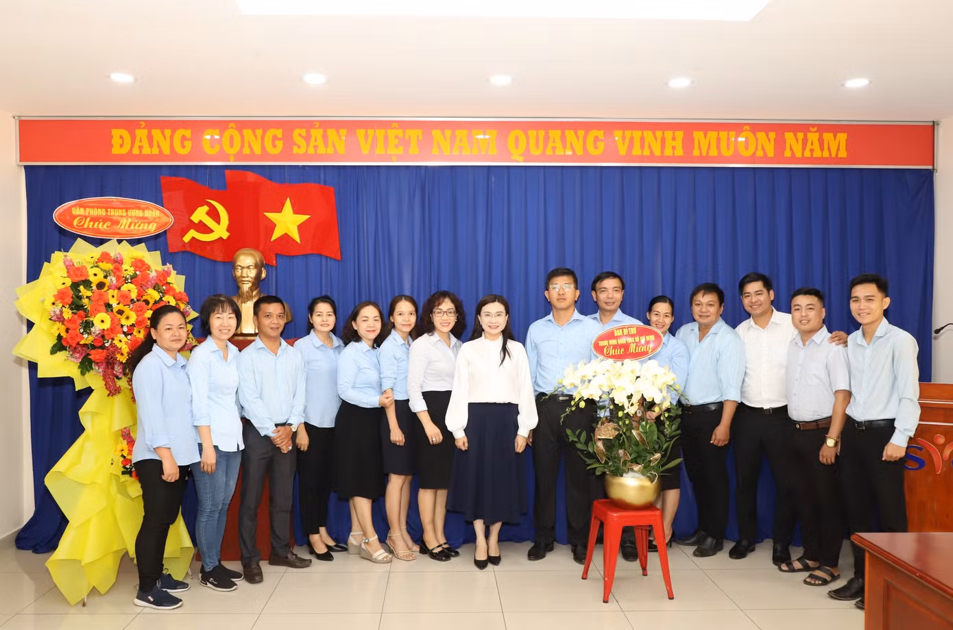 Bí thư T.Ư Đoàn Nguyễn Phạm Duy Trang chụp ảnh cùng cán bộ, công nhân viên Trung tâm Thanh thiếu niên miền Nam. (Ảnh: Ngô Tùng)