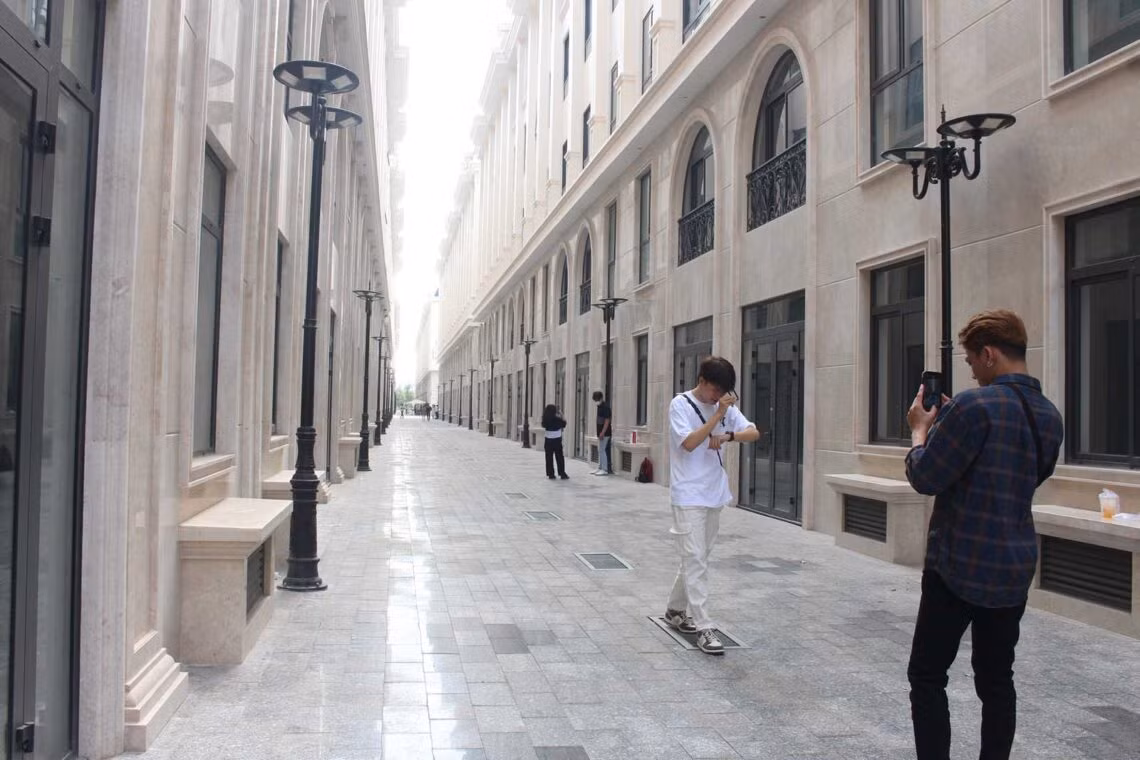 Các bạn trẻ thích thú chụp ảnh khung cảnh tựa trời Tây.