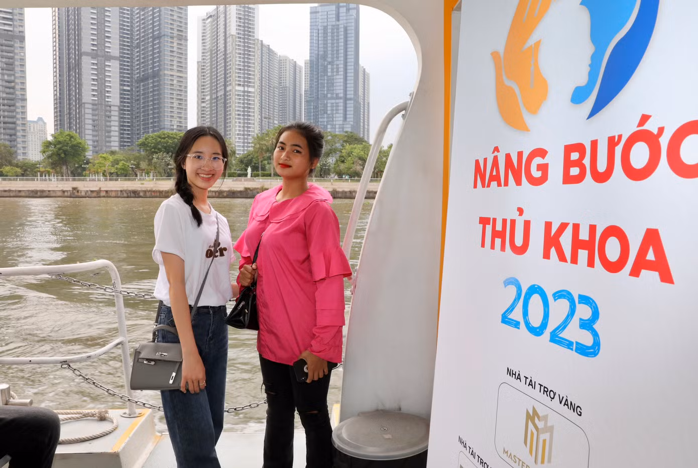 Các bạn sinh viên được ngắm nhìn các điểm đến dọc hai bờ sông Sài Gòn qua các trạm của tuyến buýt sông. Các bạn cũng được nghe hướng dẫn về các địa danh mà buýt sông đi qua.