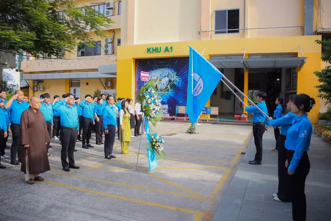 Đoàn đại biểu đến viếng tại trường ĐH Phạm Ngọc Thạch (quận 10). (Ảnh: TLTĐ)