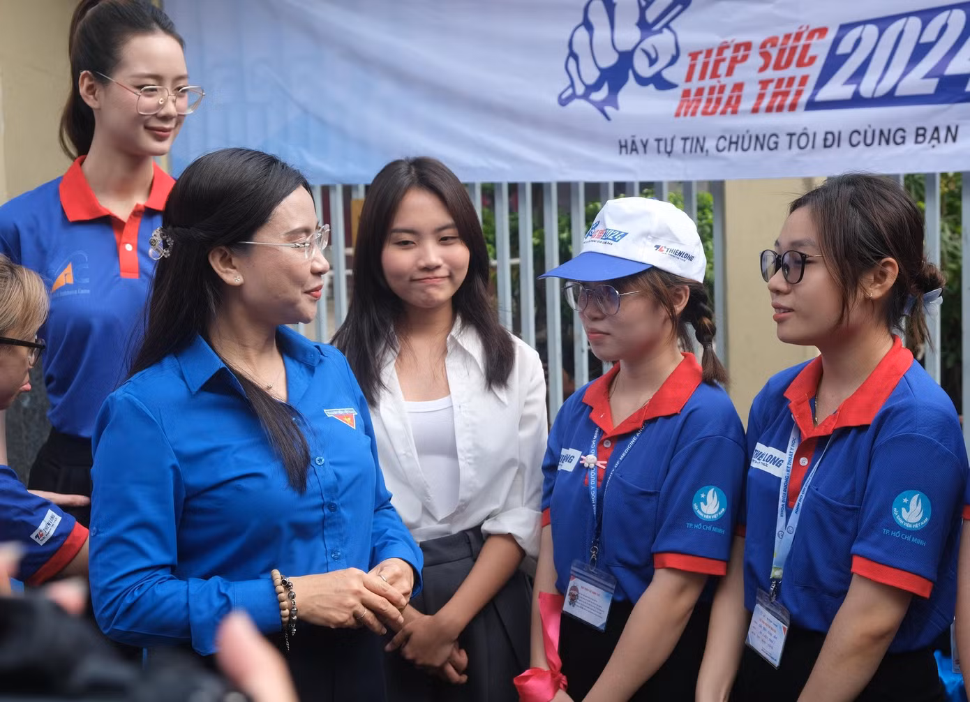 Bí thư T.Ư Đoàn Nguyễn Phạm Duy Trang (ngoài cùng, bên trái) và cùng trò chuyện với ca sĩ Phương Mỹ Chi, Hoa hậu Bảo Ngọc cùng các bạn sinh viên tình nguyện 'Tiếp sức mùa thi' tại điểm trường THPT Hùng Vương (Q. 5, TP. HCM).