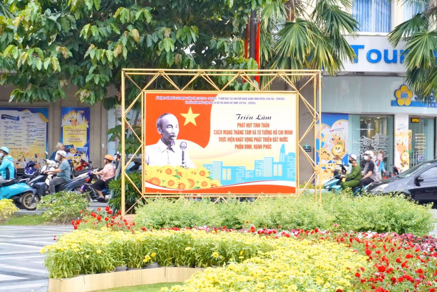 Phố đi bộ Nguyễn Huệ (Q. 1) rực rỡ sắc hoa cùng hình ảnh Chủ tịch Hồ Chí Minh trong dịp mừng 79 năm Quốc khánh nước Cộng hoà Xã hội chủ nghĩa Việt Nam.