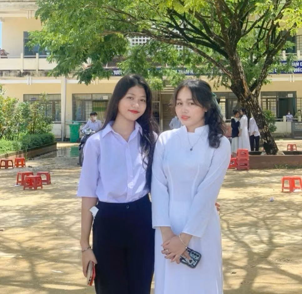 Đinh Thị Viên (trái) - thủ khoa đầu vào khoa Kinh tế, trường ĐH Phạm Văn Đồng.