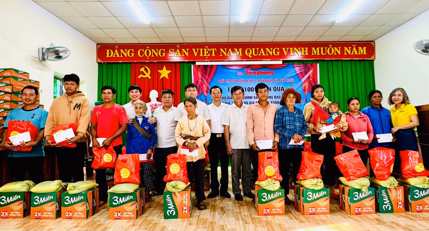 Bà con xã Phú Nghĩa nhận những phần quà Tết từ chương trình.