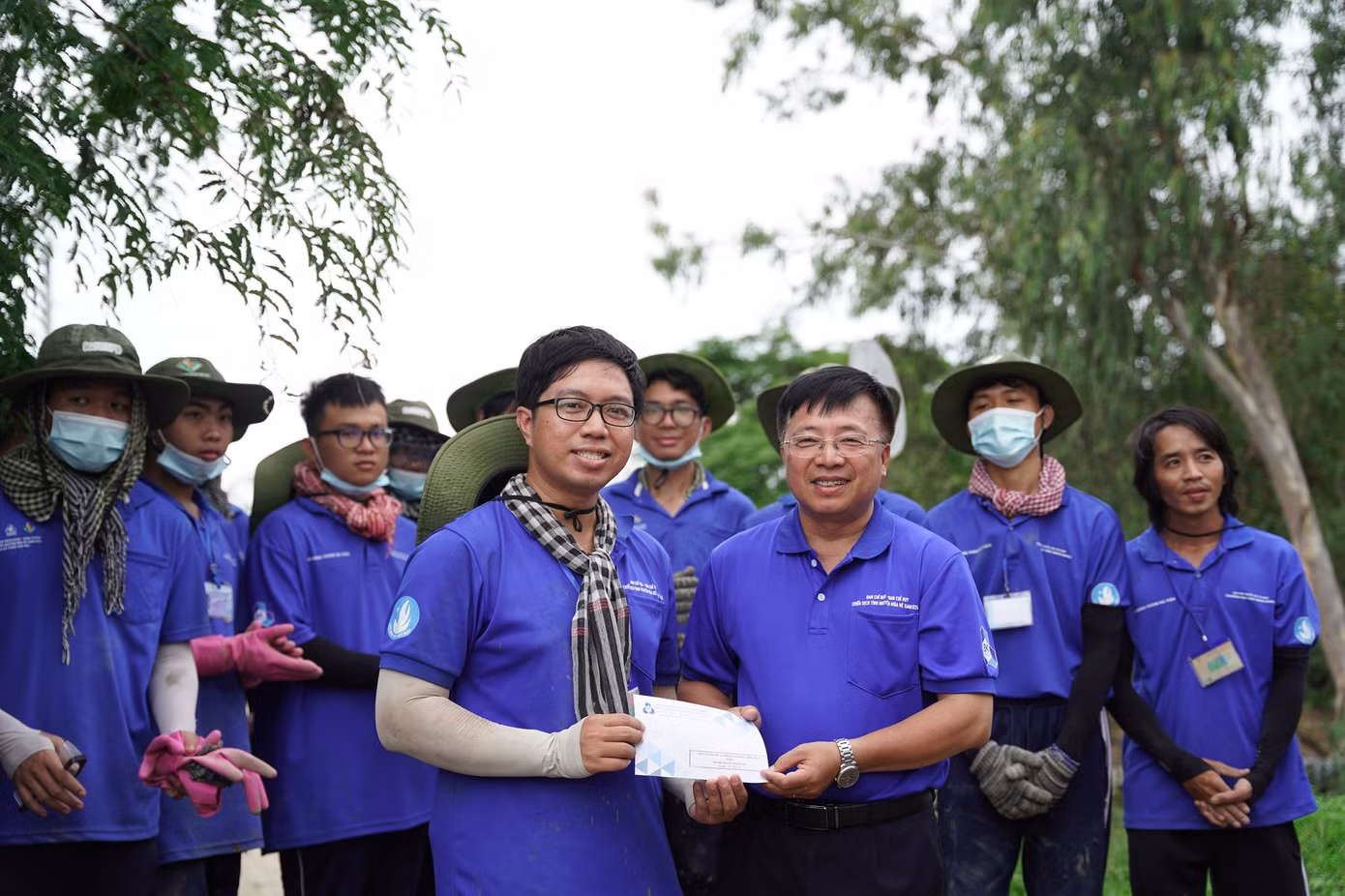 Đoàn công tác đến thăm các đội hình để động viên và tặng quà các sinh viên tình nguyện 'Mùa Hè Xanh'. (Ảnh: ĐHBK)