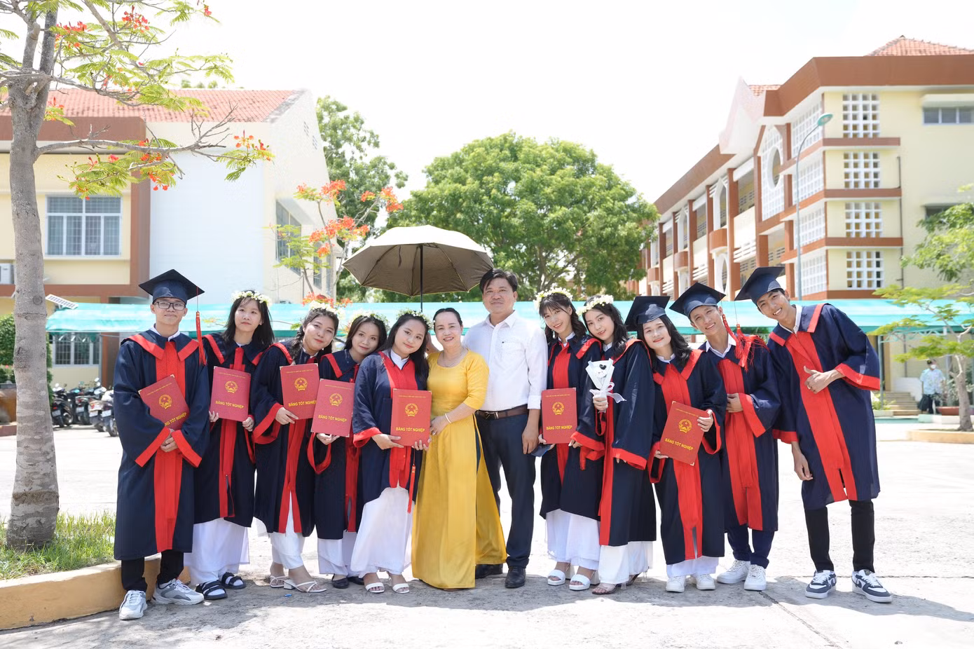 Dù hoàn cảnh khó khăn nhưng Mộng Kiều (thứ 5, từ trái sang) luôn kiên trì với việc học và luôn nằm trong top 5 của lớp những năm THPT. (Ảnh: NVCC)
