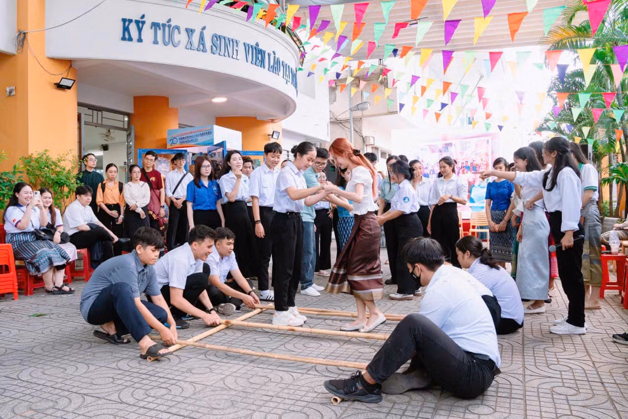 Sinh viên 3 nước cùng giao lưu trong Ngày hội.