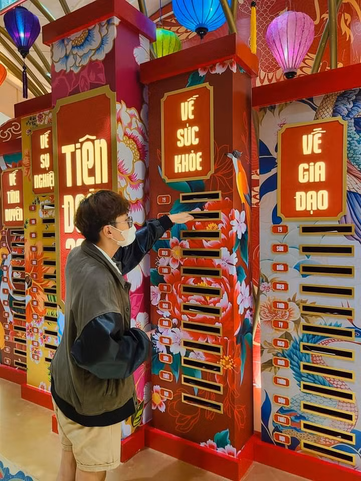 Bạn trẻ bị thu hút bởi các mô hình tại trung tâm. (Ảnh: Trần Trân) Bạn trẻ bị thu hút bởi các mô hình tại trung tâm. (Ảnh: Trần Trân)