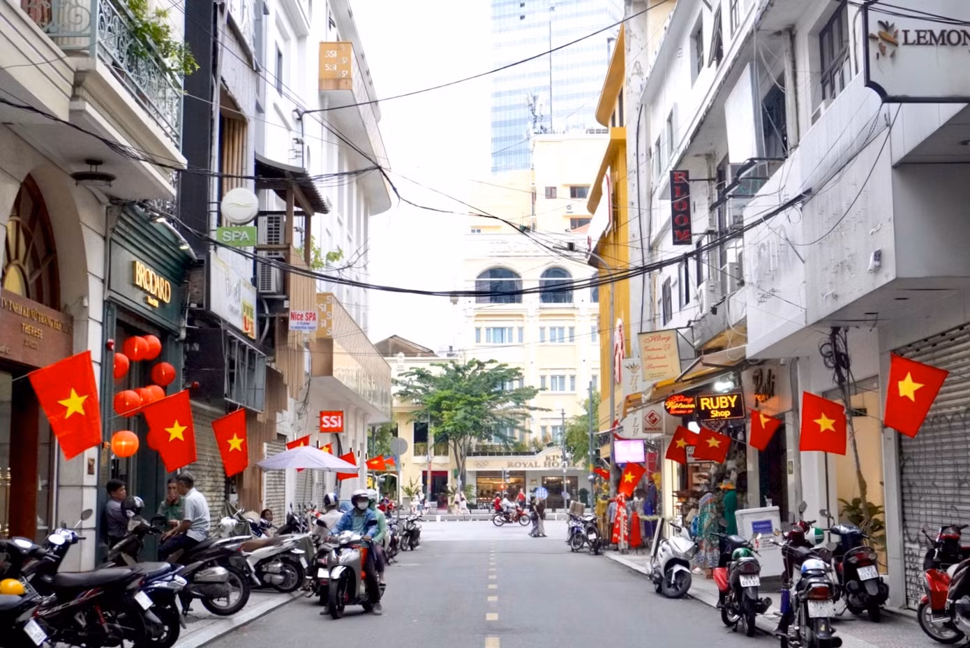 Một góc đường Nguyễn Thiệp (Q. 1) trong ngày Lễ lớn của dân tộc.