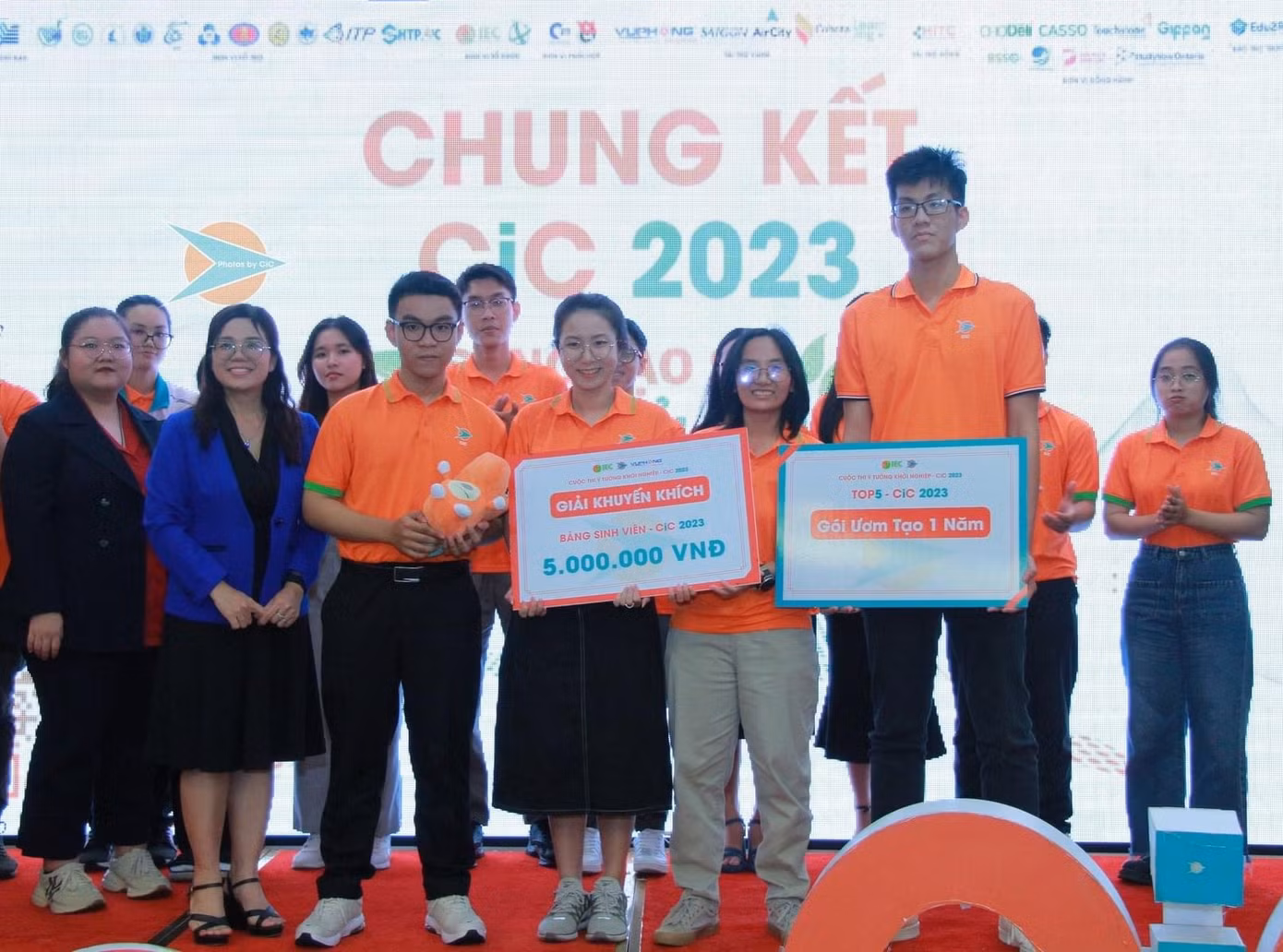 Nhận giải Khuyến khích cuộc thi Ý tưởng khởi nghiệp - CiC 2023.