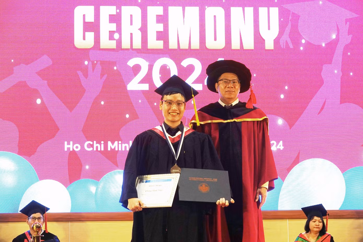 Chung Minh Nhật nhận bằng Thạc sĩ.