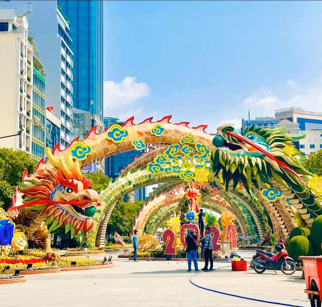 Đường hoa Nguyễn Huệ đã hoàn thành hầu hết các hạng mục để đón du khách tham quan.
