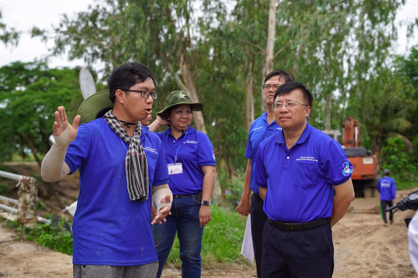 Chỉ huy trưởng đội hình khoa Kỹ thuật Hóa học báo cáo tiến độ dự án cho lãnh đạo trường. (Ảnh: ĐHBK)
