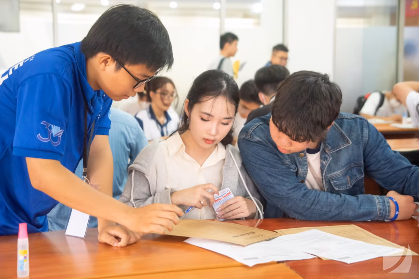 Đoàn Thanh niên trường ĐH KHTN (ĐHQG TP. HCM) hỗ trợ tân sinh viên làm hồ sơ nhập học.
