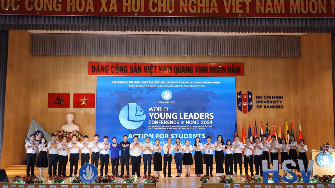 Các đại biểu cùng ban tổ chức chụp hình lưu niệm kết thúc Diễn đàn.