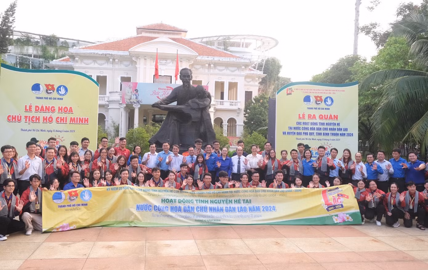Đoàn tình nguyện trước giờ lên đường. (Ảnh: Phú Quang) Đoàn tình nguyện trước giờ lên đường. (Ảnh: Phú Quang)