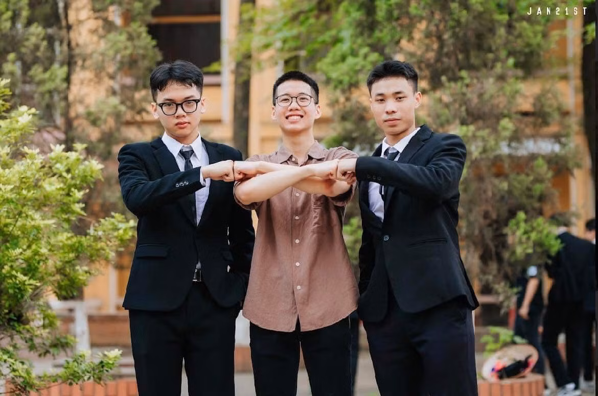 Sĩ Tiến (ở giữa) chụp ảnh kỉ yếu cùng các bạn. Sĩ Tiến (ở giữa) chụp ảnh kỉ yếu cùng các bạn.