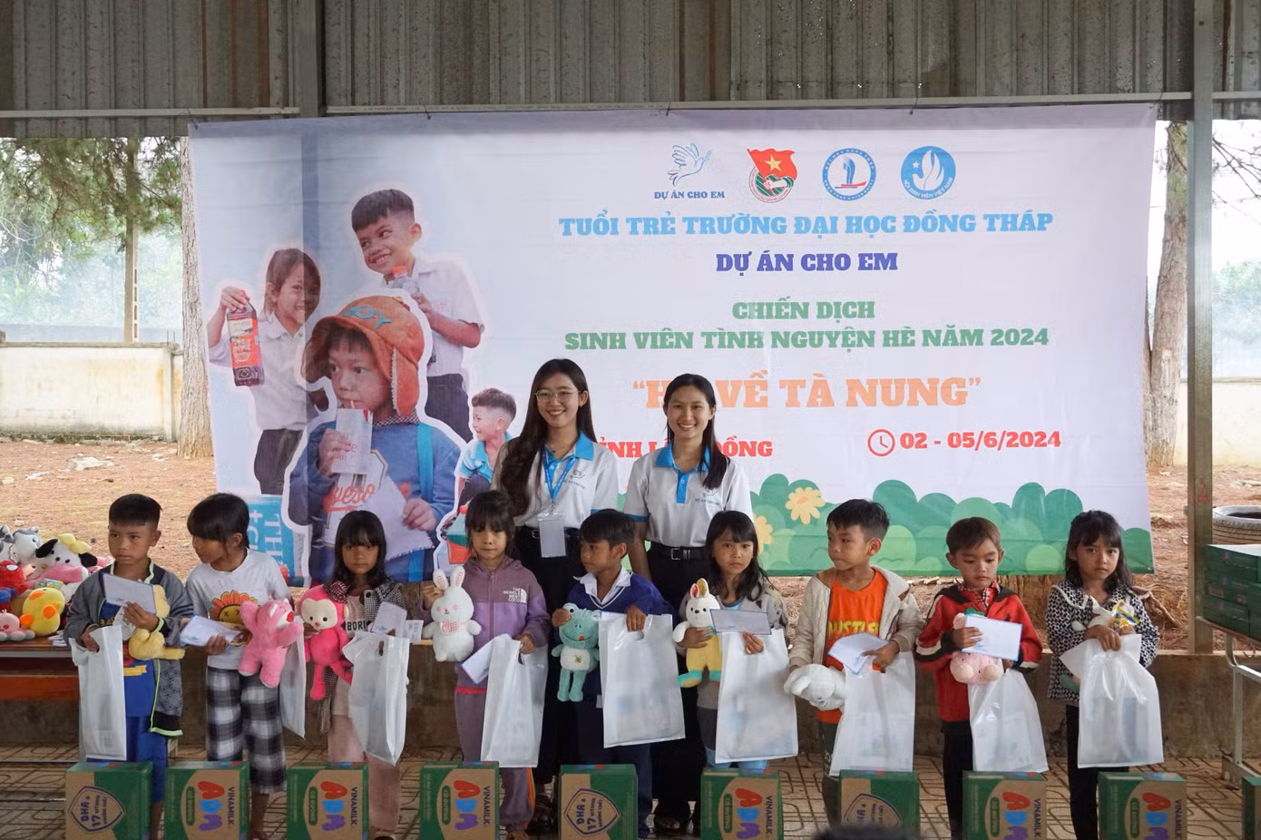 Các bạn tình nguyện viên của dự án trao những phần quà cho các em học sinh tại trường tiểu học Tà Nung (xã Tà Nung, TP. Đà Lạt, tỉnh Lâm Đồng). Các bạn tình nguyện viên của dự án trao những phần quà cho các em học sinh tại trường tiểu học Tà Nung (xã Tà Nung, TP. Đà Lạt, tỉnh Lâm Đồng).