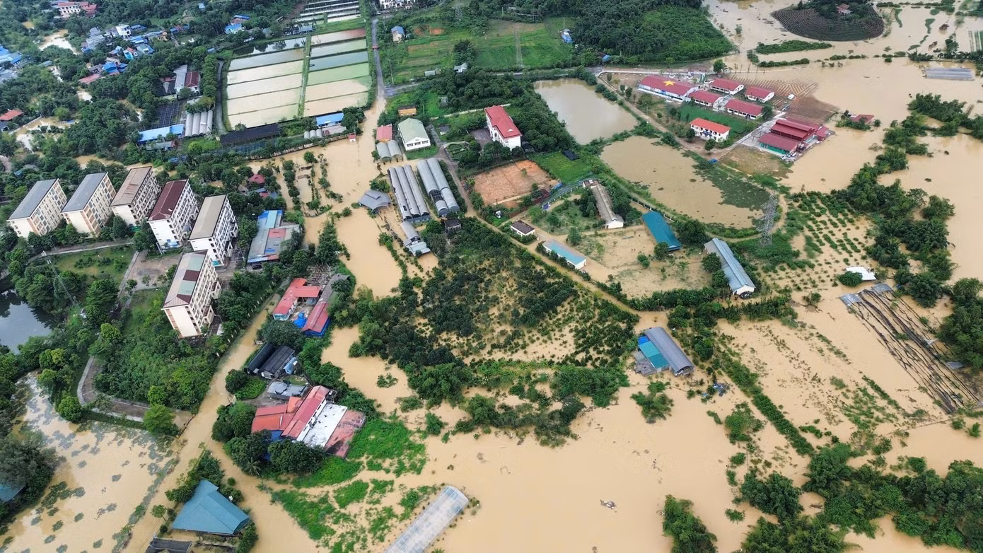KTX trường ĐH Nông Lâm (ĐH Thái Nguyên) bị cô lập bởi lũ dâng sau bão số 3. (Ảnh: Lê Vượng)