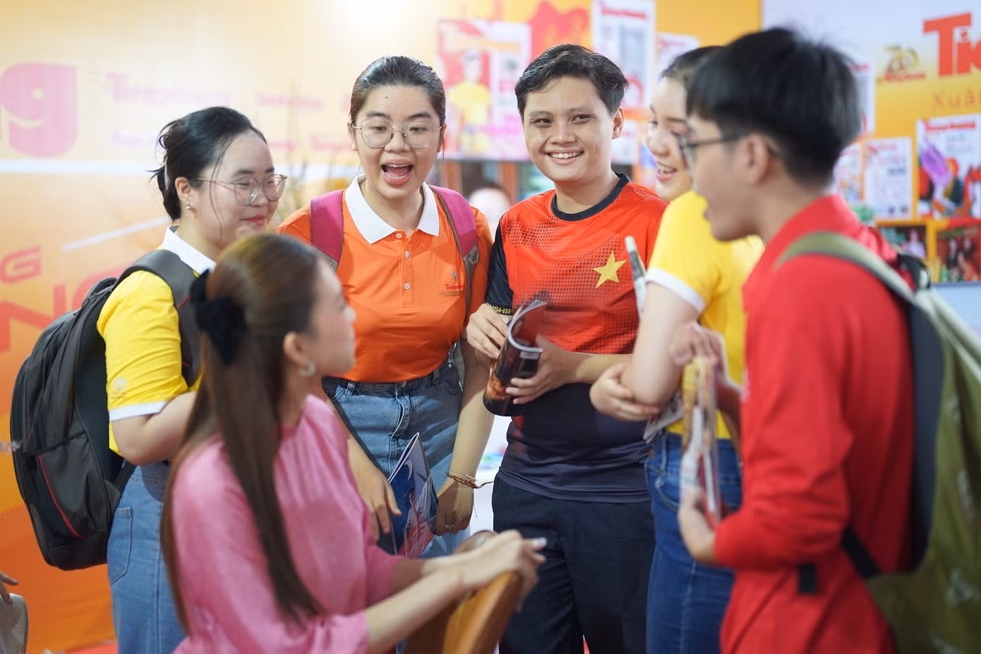 Nhiều bạn sinh viên trải nghiệm tại gian trưng bày của báo Tiền Phong. (Ảnh: Phạm Nguyễn)