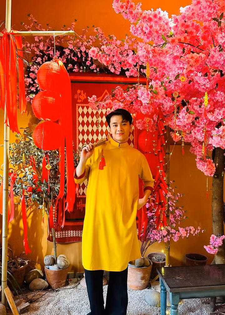 Dễ dàng bắt gặp các bạn trẻ thả dáng trong bộ trang phục truyền thống áo dài đi chụp hình Xuân. (Ảnh: Fanpage) Dễ dàng bắt gặp các bạn trẻ thả dáng trong bộ trang phục truyền thống áo dài đi chụp hình Xuân. (Ảnh: Fanpage)