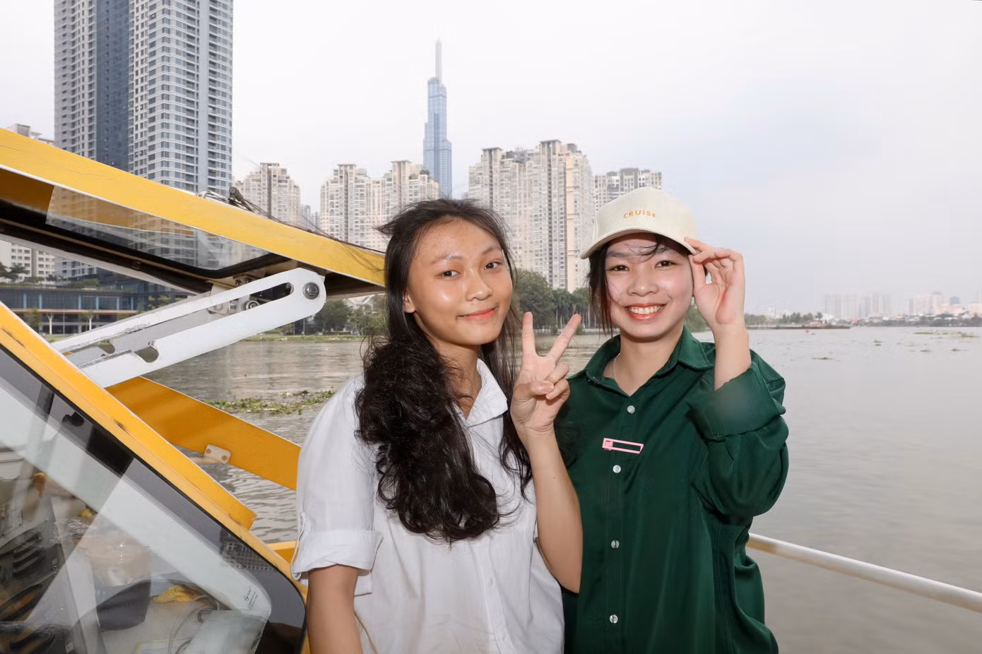 Các bạn sinh viên đã lưu lại cho mình những kỉ niệm cùng những người bạn mới quen, trong lần nhận học bổng 'Nâng bước thủ khoa 2023'.