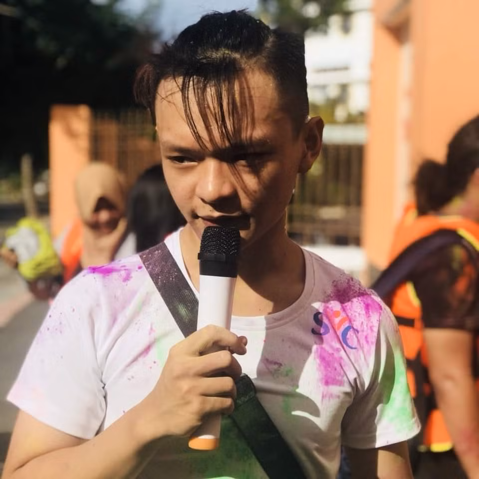 Thành Thiện tốt nghiệp ngành Ngôn ngữ Pháp (trường ĐH Sư phạm TP. HCM), hiện là giáo viên luyện chứng chỉ tiếng Anh cho trẻ em, MC các chương trình trại hè tiếng Anh. Thành Thiện tốt nghiệp ngành Ngôn ngữ Pháp (trường ĐH Sư phạm TP. HCM), hiện là giáo viên luyện chứng chỉ tiếng Anh cho trẻ em, MC các chương trình trại hè tiếng Anh.