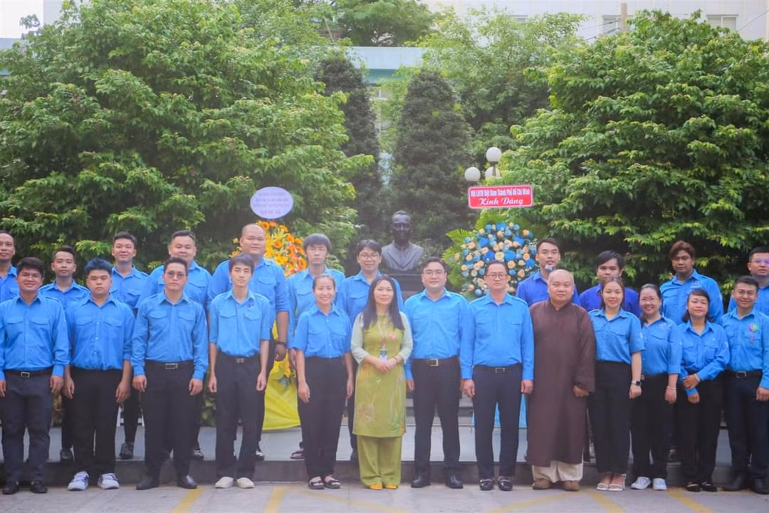 Đoàn công tác chụp ảnh lưu niệm tại tượng đài Bác sĩ Phạm Ngọc Thạch. (Ảnh: TLTĐ)