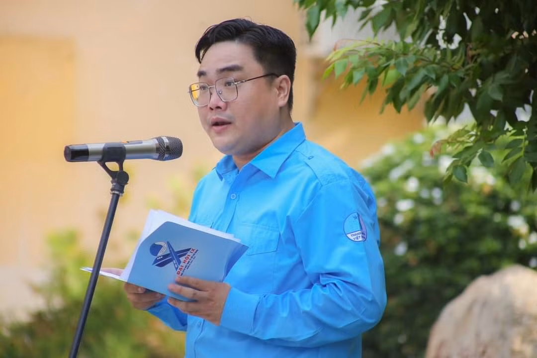 Anh Ngô Minh Hải thay mặt tuổi trẻ TP. HCM thể hiện lòng tri ân sâu sắc với những đóng góp của Bác sĩ Phạm Ngọc Thạch - Nguyên Bộ trưởng Bộ Y tế, Nguyên Chủ tịch Hội LHTN Việt Nam. (Ảnh: TLTĐ)