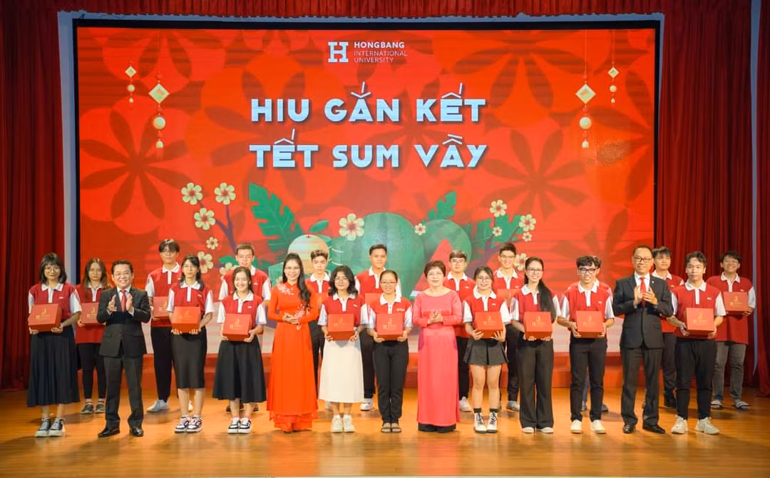 Trường ĐH Quốc tế Hồng Bàng trao hơn 15.000 phần quà Tết đến toàn bộ sinh viên trường.