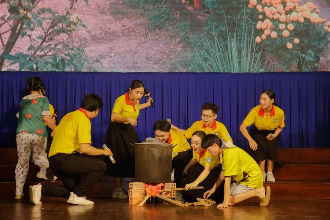 Sinh viên diễn hoạt cảnh nói về các chương trình 'Xuân Tình nguyện' mà trường đã thực hiện trong suốt 20 năm qua.