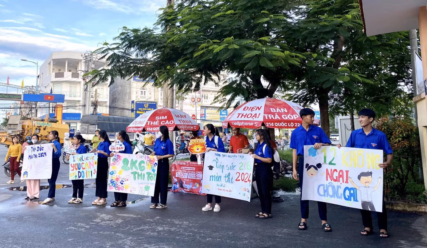 Điểm thi tại trường THPT Nguyễn Trãi tập trung đông đảo lực lượng tình nguyện viên. (Ảnh: Thành Phát)