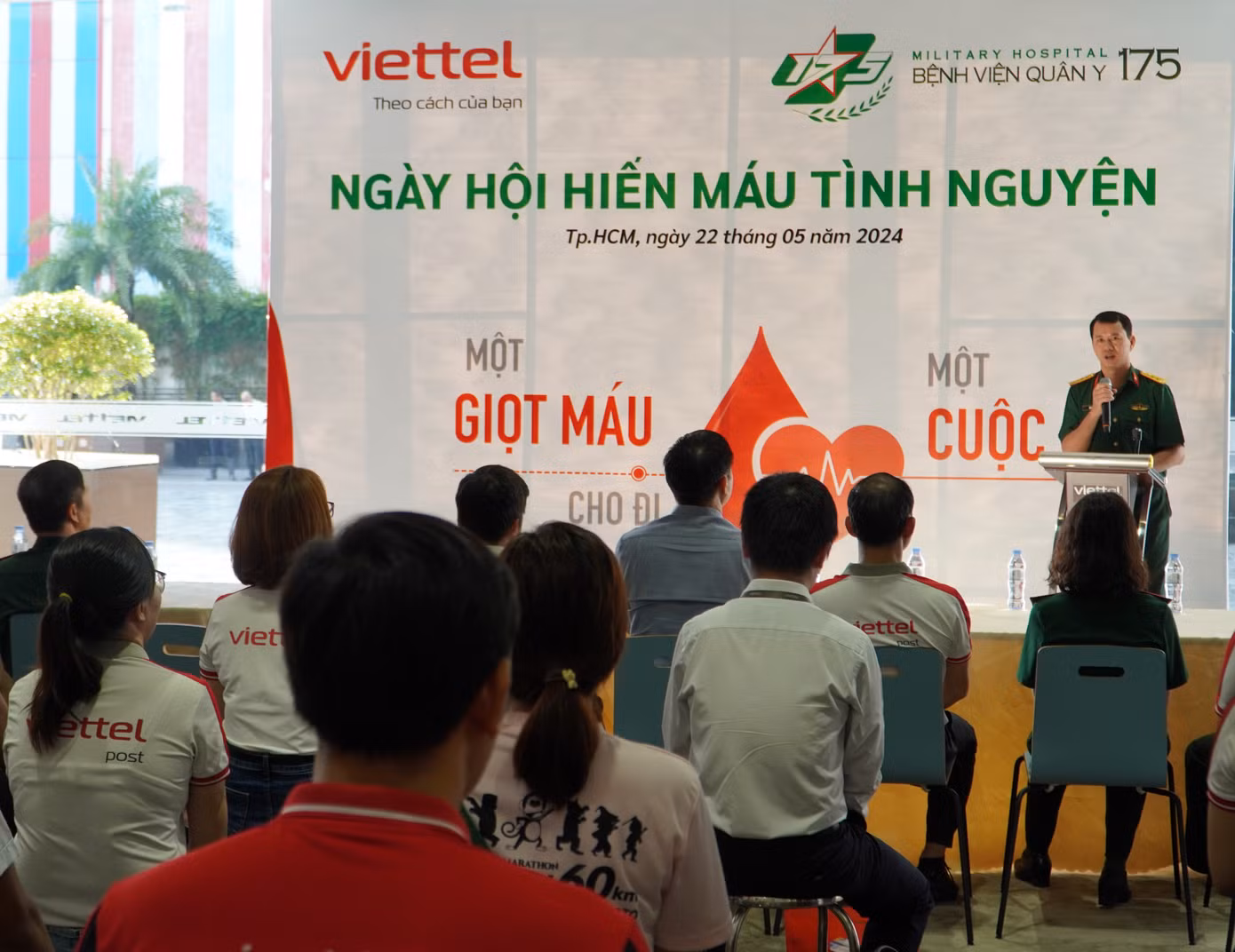 Thượng tá Bùi Phú Tuệ - Phụ trách Phó Chủ nhiệm Chính trị Bệnh viện phát biểu tại chương trình.