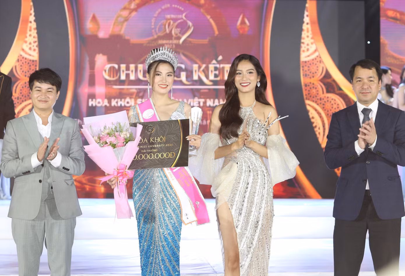Bí thư T.Ư Đoàn Ngô Văn Cương (ngoài cùng, bên phải) trao vương miện cho Hoa khôi Sinh viên Việt Nam 2023 Trịnh Huyền Mai.