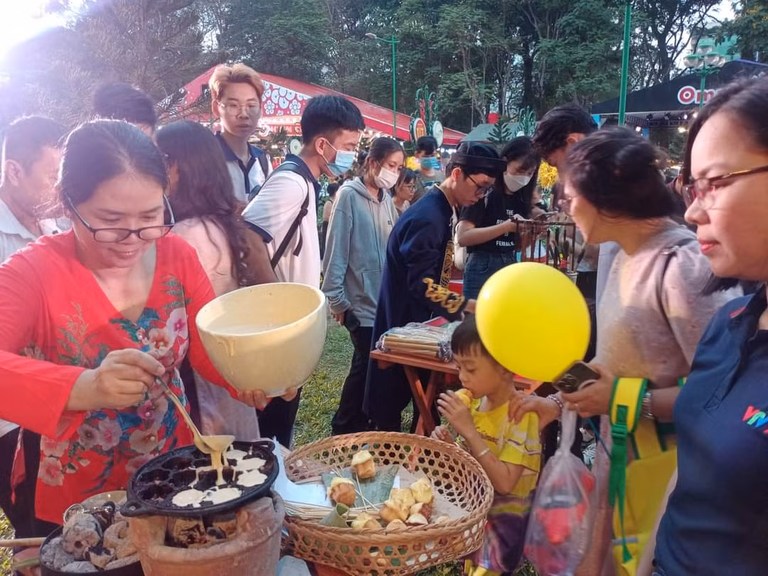 Gian hàng bánh thuẫn thu hút nhiều bạn trẻ tới xem.