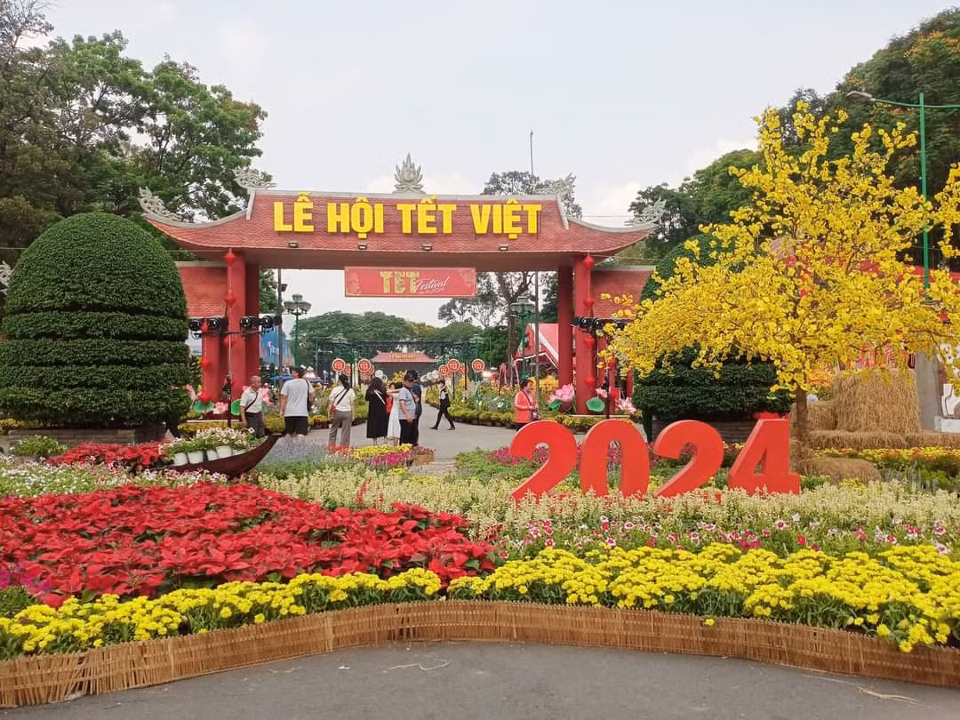 Không gian Lễ hội cổng chính (mặt đường Hai Bà Trưng, Q. 1) được thiết kế ấn tượng.