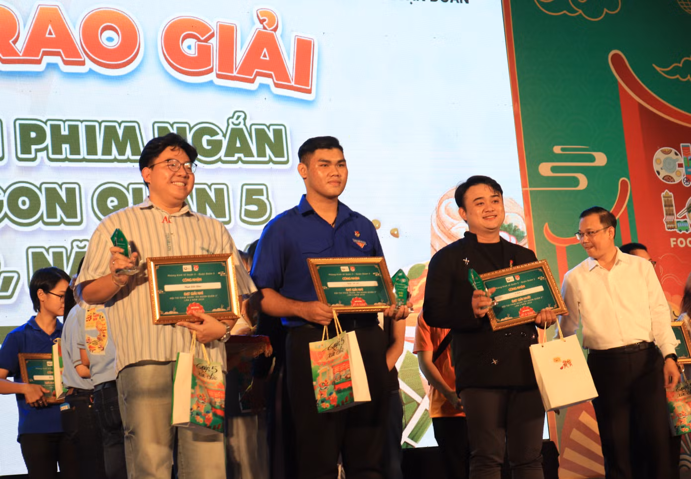 Ban Tổ chức trao ba giải Nhất, Nhì, Ba cho ba tác giả đoạt giải phim ngắn.