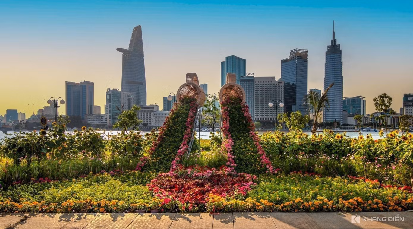 Ngoài ra tại công viên bờ sông Sài Gòn (TP. Thủ Đức, TP. HCM) còn có những điểm nhấn là những tiểu cảnh hoa được thiết kế ấn tượng.