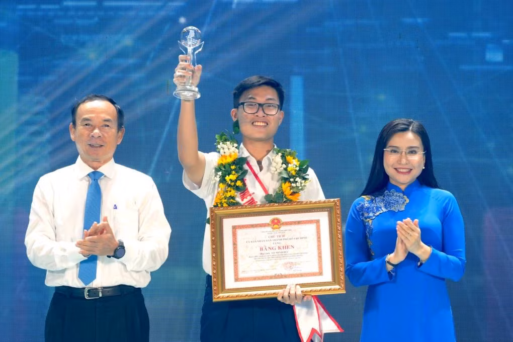 Ông Nguyễn Văn Nên - Ủy viên Bộ Chính trị, Bí thư Thành ủy TP. HCM (bên trái) và chị Nguyễn Phạm Duy Trang, Bí thư T.Ư Đoàn, Chủ tịch Hội đồng Đội T.Ư trao chúc mừng Công dân trẻ tiêu biểu Lê Minh Đức. (Ảnh: TLTĐ) Ông Nguyễn Văn Nên - Ủy viên Bộ Chính trị, Bí thư Thành ủy TP. HCM (bên trái) và chị Nguyễn Phạm Duy Trang, Bí thư T.Ư Đoàn, Chủ tịch Hội đồng Đội T.Ư trao chúc mừng Công dân trẻ tiêu biểu Lê Minh Đức. (Ảnh: TLTĐ)