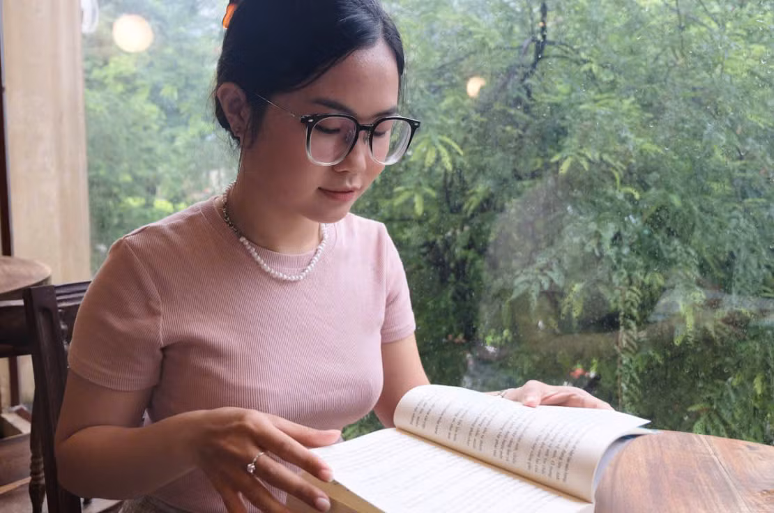 Ngoài những giờ học tập trên lớp, Trà Lam còn dành thêm thời gian để đọc sách, luyện tập tiếng Anh. (Ảnh: Như Quyên)